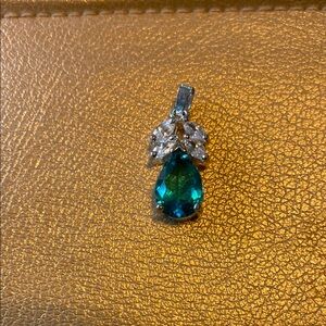 Elegant Silver and Green Teardrop necklace pendant